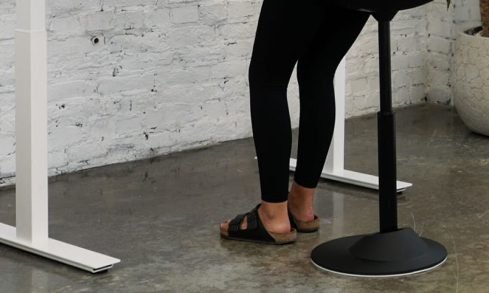Image detail of the frame of sit-to-stand stool Aeris Muvman. The foot provides a secure hold while standing or sitting.